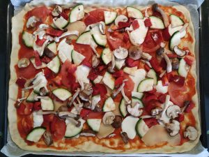 masa de pizza con ingredientes