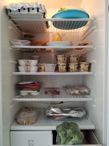nevera con alimentos